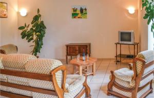 Three-Bedroom Holiday Home In Montfaucon