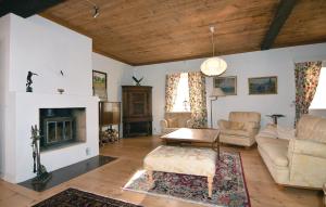 Awesome Home In Tidaholm With Kitchen