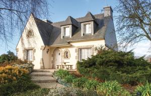 4 Bedroom Cozy Home In Yvias