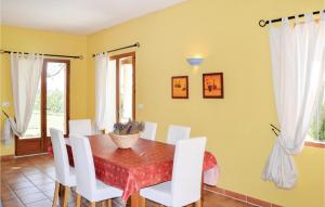 Maisons de vacances Awesome home in Roussillon with 3 Bedrooms, WiFi and Outdoor swimming pool : photos des chambres