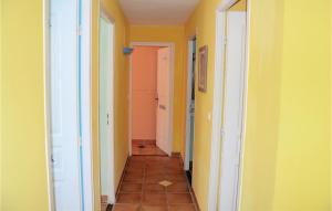Maisons de vacances Awesome Home In Roussillon With 3 Bedrooms, Wifi And Outdoor Swimming Pool : photos des chambres