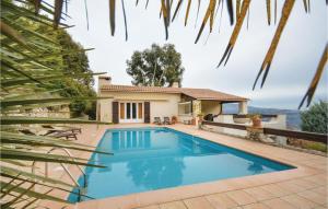 4 star talu Four-Bedroom Holiday Home in Carros Carros Prantsusmaa