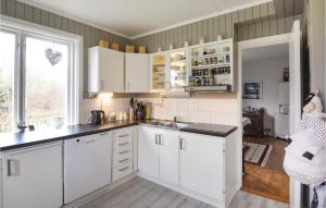 Cozy Home In Åsensbruk With Kitchen