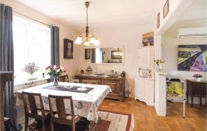 Cozy Home In Åsensbruk With Kitchen
