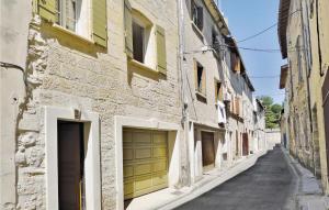 Maisons de vacances Awesome home in Beaucaire with 2 Bedrooms and WiFi : photos des chambres