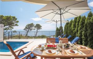 Four-Bedroom Holiday home Makarska with a Fireplace 01