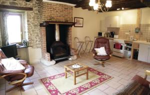 Maisons de vacances Nice home in Saint Martin Le Mault with 1 Bedrooms and WiFi : photos des chambres