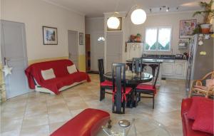 Maisons de vacances Beautiful Home In Villeneuve Les Beziers With Wifi, Private Swimming Pool And Outdoor Swimming Pool : photos des chambres
