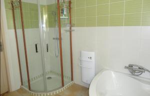 Maisons de vacances Nice Home In Villeneuve Les Beziers With 2 Bedrooms, Wifi And Private Swimming Pool : photos des chambres