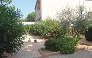 Maisons de vacances Beautiful Home In Villeneuve Les Beziers With Wifi, Private Swimming Pool And Outdoor Swimming Pool : photos des chambres