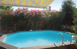 Maisons de vacances Beautiful Home In Villeneuve Les Beziers With Wifi, Private Swimming Pool And Outdoor Swimming Pool : photos des chambres