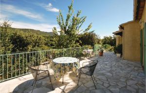 Maisons de vacances Nice home in St Anastasie s Issoles with 3 Bedrooms, Internet and Outdoor swimming pool : photos des chambres