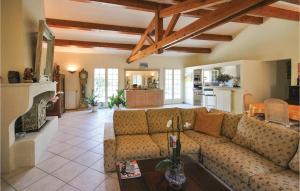 Maisons de vacances Lovely Home In St Anastasie S Issoles : photos des chambres