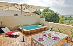 Maisons de vacances Awesome Home In Laudun-lardoise With Kitchen : photos des chambres