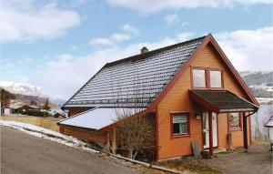 Three-Bedroom Holiday Home in Holmedal