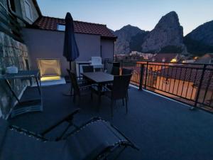 Explore old town andthe beauties in Omiš staying at Apartment Olmissum