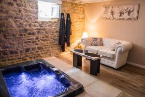 Maisons de vacances Au domaine des anges Gites avec Jacuzzi privatif dans la chambre : photos des chambres