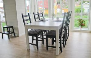 Lovely Home In Hamburgsund With Wifi