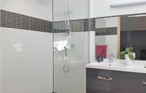 Maisons de vacances Nice Home In Narbonne With Sauna : photos des chambres