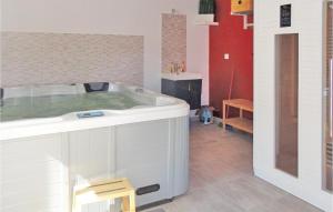 Maisons de vacances Stunning home in Narbonne with 2 Bedrooms, WiFi and Sauna : photos des chambres