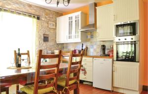 Maisons de vacances Nice Home In Puy Levque With 3 Bedrooms, Wifi And Outdoor Swimming Pool : photos des chambres