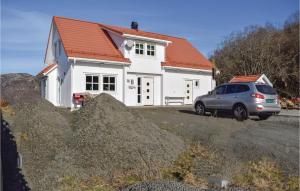 Four-Bedroom Holiday Home in Hidrasund