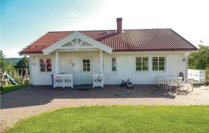 Two-Bedroom Holiday home with a Fireplace in Brårud