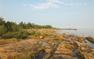 Stunning Home In Hammarö With Jacuzzi