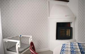 2 Bedroom Lovely Home In Tjällmo