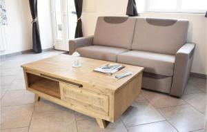 Appartements Awesome Apartment In Sainteny With Kitchen : photos des chambres