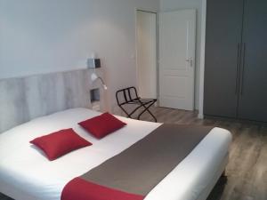 Hotels LOGIS - Hotel Restaurant Du Canard : photos des chambres