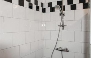 2 Bedroom Awesome Apartment In Paesens