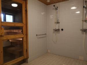 Twin Room with Shared Bathroom room in Hotelli Hirsiranta