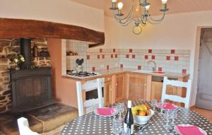 Maisons de vacances Stunning Home In Plogastel St Germain : photos des chambres