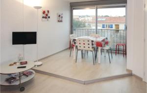 Appartements Beautiful apartment in Gruissan with 1 Bedrooms and Outdoor swimming pool : photos des chambres