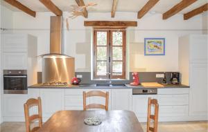 Maisons de vacances Awesome home in Cravant les Cteaux with 2 Bedrooms and WiFi : photos des chambres