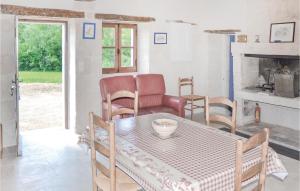Maisons de vacances Amazing Home In Cravant Les Coteaux : photos des chambres