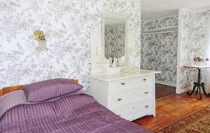 Nice Home In Borgholm With Kitchen