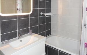 Nice Apartment In Gruissan With Kitchen