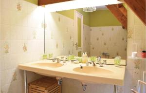 Maisons de vacances 4 Bedroom Awesome Home In Bagnoles De Lorne : photos des chambres