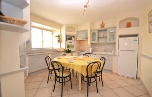 Maisons de vacances Awesome Home In Montbrison Sur Lez With 3 Bedrooms, Private Swimming Pool And Outdoor Swimming Pool : photos des chambres