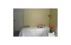 Cozy Home In Katrineholm With Lake View