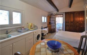 Appartements Cozy Apartment In Roquebrune Sur Argens With Outdoor Swimming Pool : photos des chambres