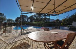 Appartements Cozy Apartment In Roquebrune Sur Argens With Outdoor Swimming Pool : photos des chambres