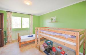 Maisons de vacances Lovely Home In Bagnols En Foret : photos des chambres