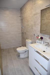 Billys Marina 360 with pool access