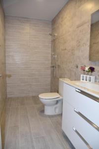 Billys Marina 360 with pool access