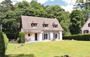 Maisons de vacances 4 Bedroom Awesome Home In Bagnoles De Lorne : photos des chambres