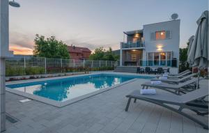  Four-Bedroom Holiday Home in Prolozac Donji, Unterkunft in Donji Proložac