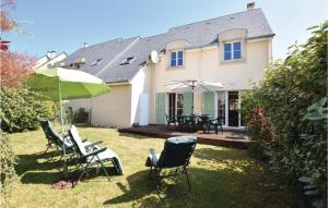 Maisons de vacances Awesome home in Port-en-Bessin-Huppain with 4 Bedrooms and WiFi : photos des chambres